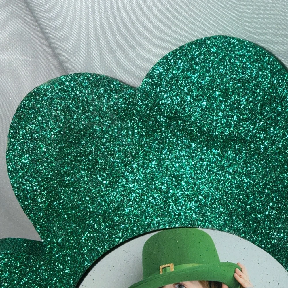 St Patrick’s Day Bundle Sparkly 4X6 wooden frame & 2 Pk Light up pens